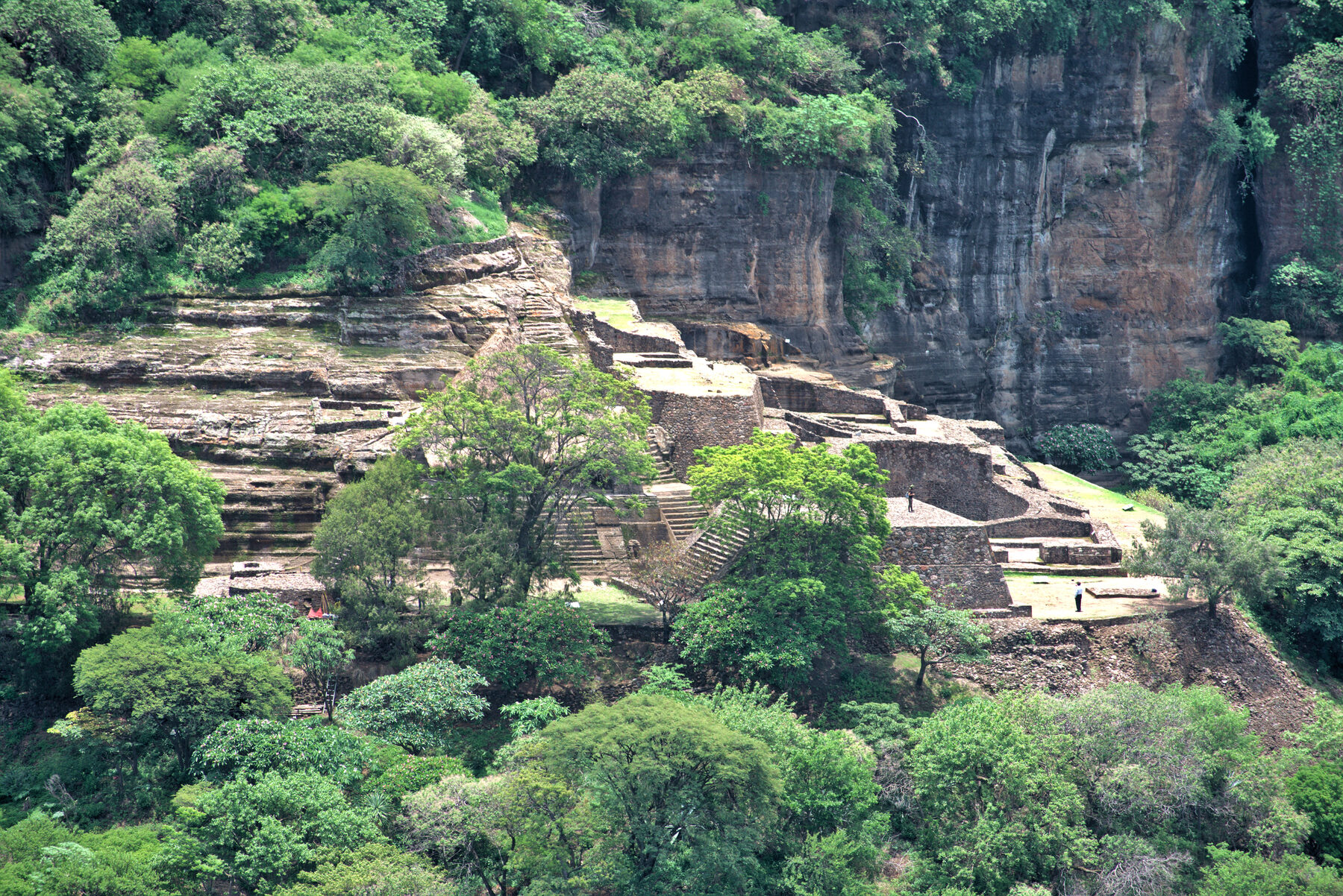 Templo de las águilas en el cerro, visto desde arriba entre el bosque